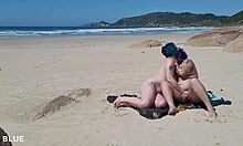 Dos mujeres besándose desnudas en una playa brasileña