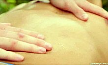 Homens gays se dão prazer durante uma sessão de massagem
