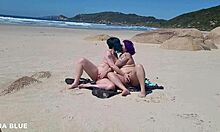 브라질 해변에서 벗은 채로 키스하는 두 여자