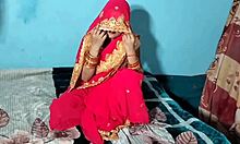 Indická nevěsta dává kouření na svatební noc
