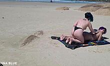 Dve ženy sa bozkávajú nahé na brazílskej pláži