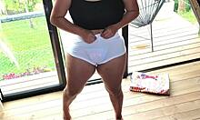 Uma madrasta brasileira mostra suas curvas em shorts e fio dental