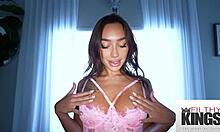 Tatoveret brunette får sensuel massage og intens sex i hjemmelavet video