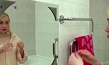 Urocza blond dziewczyna Olya uwodzi swoimi dużymi cyckami podczas kąpieli w domu