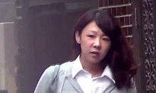 Adolescenta japoneză face pipi afară și este surprinsă în fața camerei