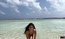 Zlata prha na plaži na Maldivih za lepo dekle, ki lula