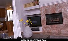 ホットな義理の娘、リリー・アダムスが、家族の部屋で義父に犯されるPOV映像