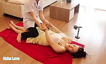 Asijská masážní terapeutka poskytuje smyslnou masáž