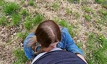 En barmfagre pige giver et blowjob og får sin fisse suttet på landet