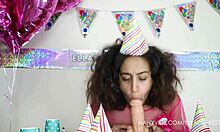 Interracial par fejrer fødselsdag med hjemmelavet blowjob