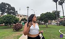 Kassandra, en Latina med en stor røv, bliver ophidset og leder efter en sugardaddy offentligt i denne komplette video med rød påklædning, hæle og en tungepiercing