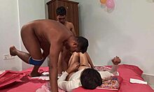 شاهي خاتونز تمتص بعمق وثلاثي ساخن مع فتاة وصبيين في فيديو إباحي منزلي