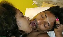 Η όμορφη Ινδή σύζυγος παίρνει παθιασμένα φιλιά και έντονο γαμήσι στο μουνί της στην πραγματική ζωή