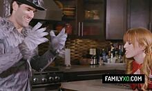マディ・コリンズとメロディ・ミンクスがハロウィンテーマの近親相姦ビデオに出演