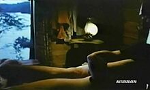 Η Kathleen Bellers σε μια αισθησιακή σκηνή του 1981 με μπλε ταινίες