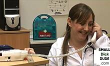 Μια νοσοκόμα και η γυναικεία ομάδα ευχαρίστησης ενός ασθενούς με μικρό πέος σε ένα σπιτικό βίντεο