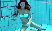 HD βίντεο της καυλιάρης Ουγγρικής έφηβης Nata Szilvas με φετίχ για υποβρύχια πορνό