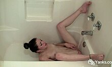Mira los pechos pequeños de Anastasia rebotar mientras se masturba en la ducha