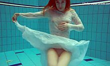 Diana Zelenkina in una piscina pubblica