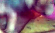 Amatőr tinédzser rózsaszín ruhában maszturbál egy házi videón