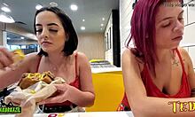 刺青の天使 Duda pimentinha と他の新しい女の子がマクドナルドの店でセックスの準備をしている