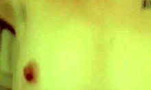 Vagina dicukur dan payudara alami ditampilkan dalam video porno amatir dengan Maxxx loadz