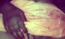 Una joven india peluda recibe un creampie anal de su esposo en un video casero