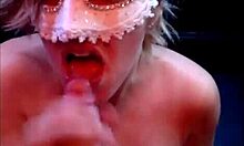 一个巨大的阴茎在被蒙面的熟女的乳房上爆发的自制视频