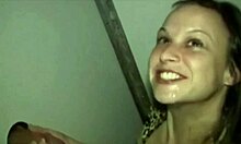 Soții excitat obține jos și murdar în videoclip de sex creampie gloryhole