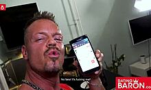 Sidney Dark, eine deutsche Gothic-Milf, fingert ihre rasierte Vagina vor einem heißen Sex-Date auf datingbaron.com