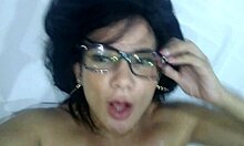 Uma brasileira com seios naturais é paga para fazer sexo oral em um show ao vivo no Instagram