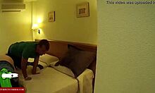 Erregtes Paar leckt und saugt vor einer versteckten Kamera in einem Hotelzimmer