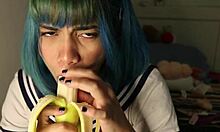 Девушка-косплей-любитель предается глубокой глотке на банановую тему