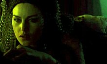 Monica Bellucci met haar grote borsten in een hete scène uit Dracula uit 1992