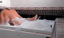 Egy amatőr pár beteljesíti álmait egy melegfürdőben