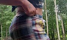 Аматьорка от ебен въвежда тампон на публично място, докато носи памперс