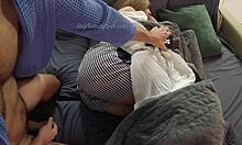 Tonårs styvdotter njuter av en kukfylld rumpa från sin styvfar på soffan