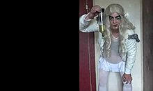 Ev yapımı bir videoda biseksüel travesti hevesle başka bir erkeğin idrarını yutmaktadır