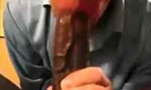 Ένας ερασιτέχνης ομοφυλόφιλος απολαμβάνει με ένα μεγάλο μαύρο πέος