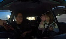 Јапанска аматерка са великим грудима се јебе у лице у аутомобилу