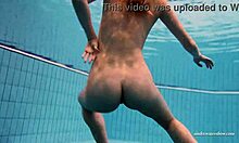ブルチハロ の ドゥナ は 泳ぎ プール で 脱ぎ 泳ぐ