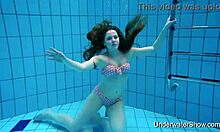 Симонова представа у ружичастом доњем вешу поред базена са најпаднијим тинејџерима
