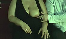 Una hermosa mujer gorda amateur recibe el roce de sus grandes pechos por un extraño en un teatro para adultos