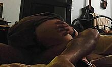 Rose, una mujer francesa amateur vestida de satén, recibe una mamada y una lamida anal en posición de perrito