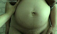 Uma madrasta trapaceira mostra seus grandes seios e barriga grávida para seu enteado em um vídeo caseiro