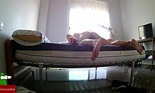 Espanjalainen teini lyö ja harrastaa seksiä sängyssä
