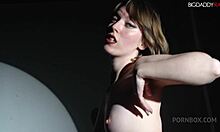 Даисина стегнута пичка француске девојке са великим дупетом јебе се у њеној првој групној сцени секса