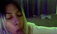 Una chica mexicana flaca muestra sus habilidades de garganta profunda