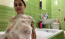 Настоящая беременная девочка с большой грудью и привлекательной задницей принимает ванну