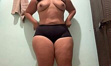Veľký čierny penis zachytený skrytou kamerou v videu nevlastnej sestry